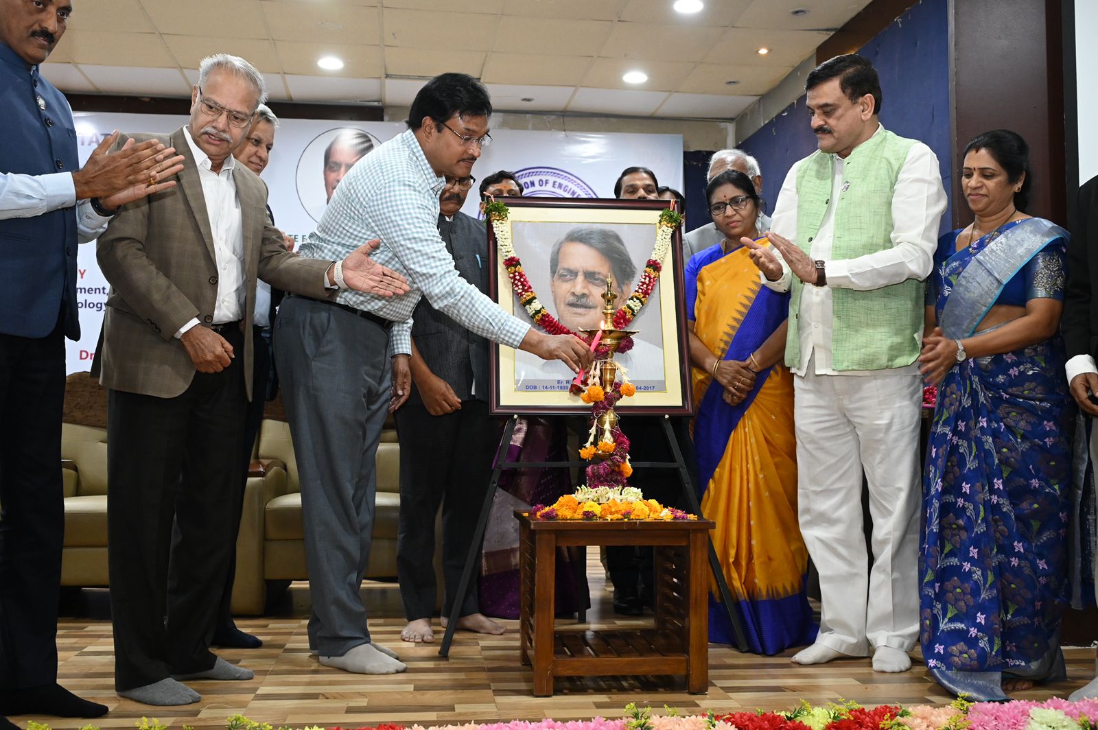 చరిత్రను తిరగ రాయడం ఇంజనీర్ల చేతుల్లోనే