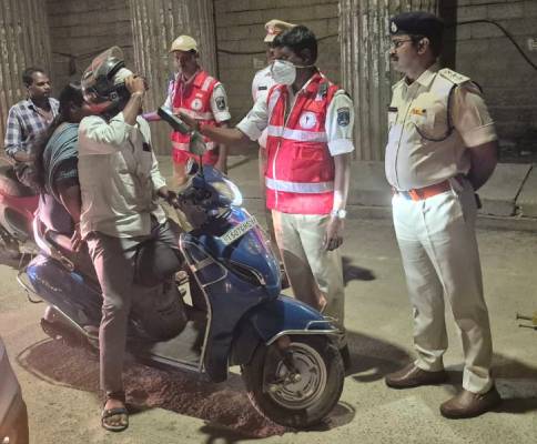 ఎక్కువగా మందు తాగి ఎవరు దొరుకుతున్నారో తెలుసా ?