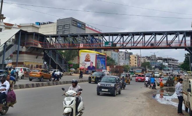 ఎస్కలేటర్​ ఎక్కలేం.. లిఫ్ట్​లో వెళ్లలేం..ఇగ రోడ్డు దాటేదేలా..?