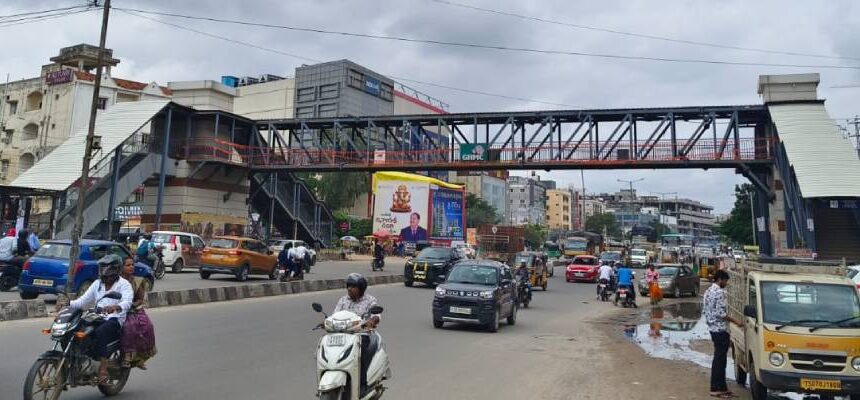 ఎస్కలేటర్​ ఎక్కలేం.. లిఫ్ట్​లో వెళ్లలేం..ఇగ రోడ్డు దాటేదేలా..?