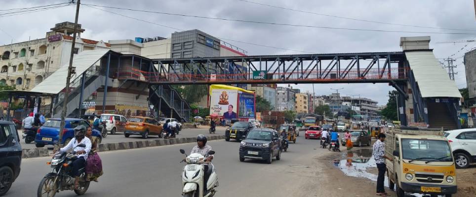 ఎస్కలేటర్​ ఎక్కలేం.. లిఫ్ట్​లో వెళ్లలేం..ఇగ రోడ్డు దాటేదేలా..?