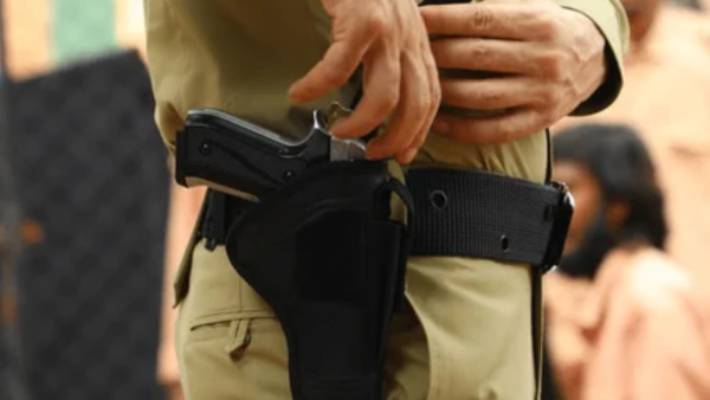 ‘గన్​’ను తాకట్టు పెట్టిన అంబర్ పేట్ ఎస్ఐ.. ఎందుకోసం అంటే ?