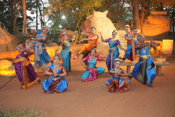 సందర్శకులతో కళకళలాడుతున్న శిల్పారామం