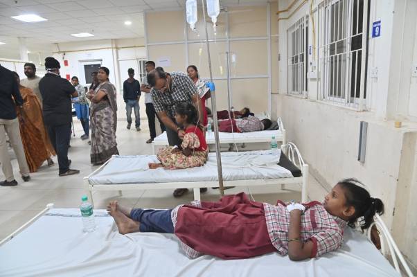 మధ్యాహ్నం భోజనం వికటించి 44 మంది స్టూడెంట్స్​కు అస్వస్థత