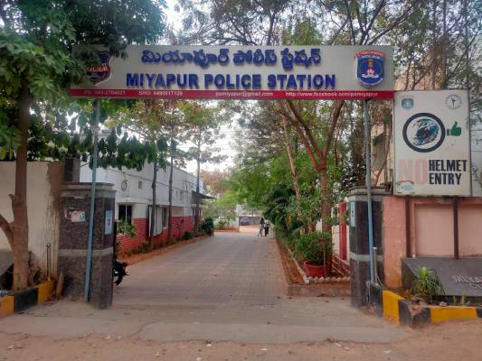 ఐటీ కారిడార్​లో డ్రగ్స్​ పట్టివేత.. అమ్ముతున్న వారిలో ఇద్దరు స్టూడెంట్స్​