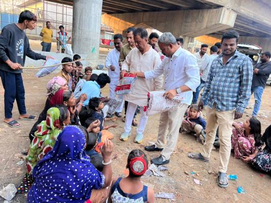 వలస కూలీలు, బిక్షాటకులకు దుప్పట్లు పంపిణీ..
