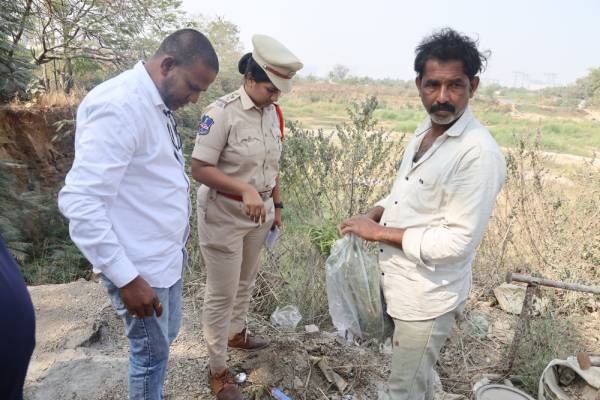 హైటెక్​సిటీలో గంజాయి సాగు… అమ్మేందుకు ప్రయత్నిస్తున్న పోలీసులకు చిక్కిండు