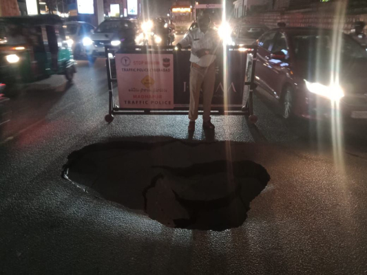 హైటెక్​సిటీలో కుంగిన రోడ్డు… తప్పిన పెను ప్రమాదం