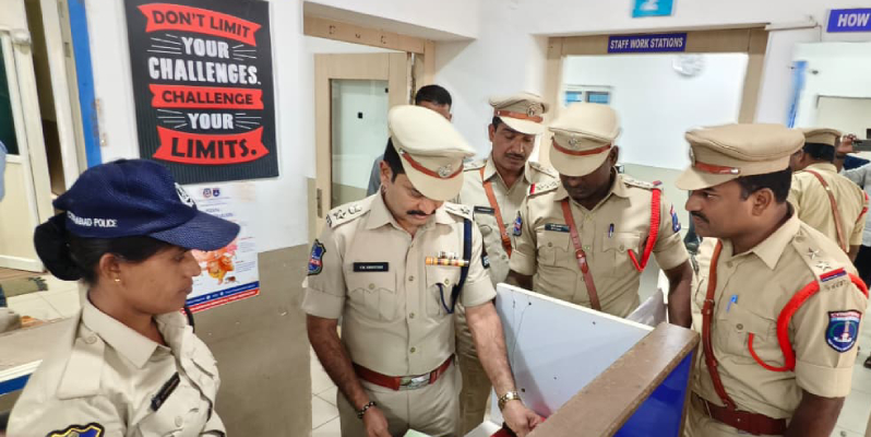చందానగర్​ పోలీస్​ స్టేషన్​ను అకస్మిత తనిఖీ చేసిన శేరిలింగంపల్లి డీసీపీ