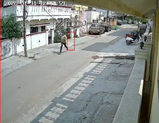 ఇంటికి వెళ్తున్న ఇద్దరు మహిళల మెడలో బంగారం ఎత్తుకెళ్లిన చైన్​స్నాచర్​