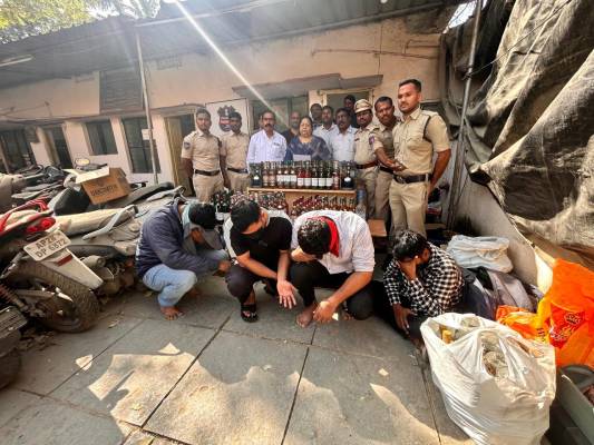 ఫారిన్​ లిక్కర్​ బాటిళ్లలో చీప్​ లిక్కర్​ పోసి అమ్ముతుండ్రు.. ఎక్కడంటే