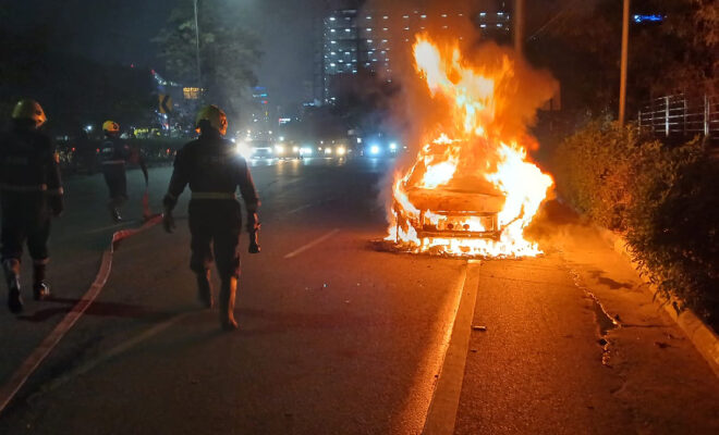 రన్నింగ్​ కారులో చెలరేగిన మంటలు.. ప్రాణాలతో బయటపడ్డ ఐటీ ఉద్యోగి