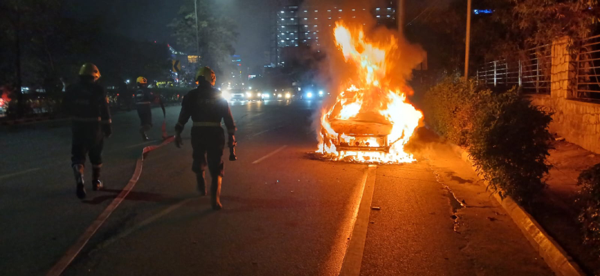 రన్నింగ్​ కారులో చెలరేగిన మంటలు.. ప్రాణాలతో బయటపడ్డ ఐటీ ఉద్యోగి