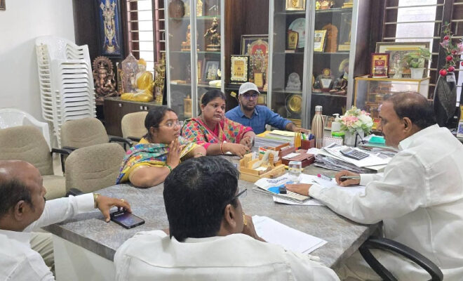 ఎమ్మెల్యే క్యాంపు అఫీస్​ ఉండగా.. ఇంట్లో అధికారిక సమావేశాలా ?