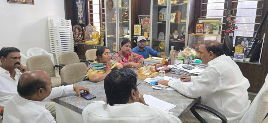 ఎమ్మెల్యే క్యాంపు అఫీస్​ ఉండగా.. ఇంట్లో అధికారిక సమావేశాలా ?