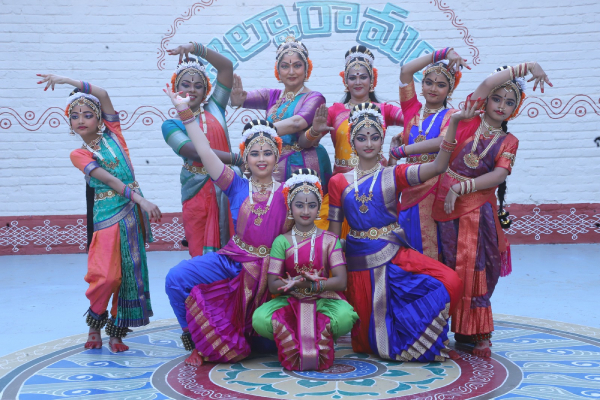 గురువుకి పూర్వ విద్యార్థులు నాట్యార్పితం..