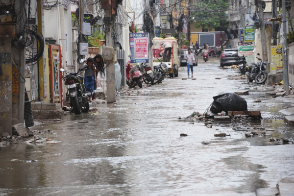 హైటెక్​ నగరంలో మురుగు ప్రవాహం..