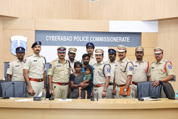 తల్లి ఒడిలో నిద్రిస్తున్న మూడేళ్ల చిన్నారిని కిడ్నాప్​ చేసి.. లక్షన్నరకు అమ్మకానికి పెట్టి..